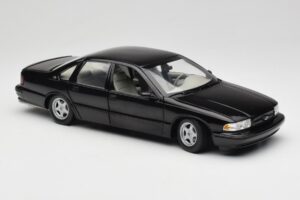 Chevrolet Impala SS ブラック UT Models 1:18 21031 メタル - 画像 6/8