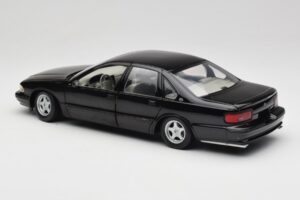Chevrolet Impala SS ブラック UT Models 1:18 21031 メタル - 画像 7/8