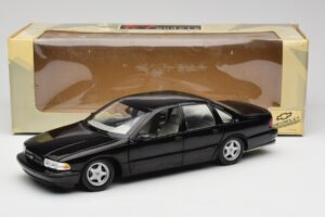 Chevrolet Impala SS ブラック UT Models 1:18 21031 メタル - 画像 8/8