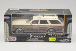 Chrysler LeBaron Town & Country ベージュ Motormax 1:24 MM7331BG メタル