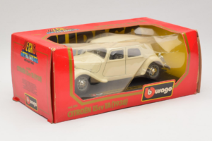 Citroen 15CV Traction Avant ベージュ Bburago 1:24 1501-B1 メタル - 画像 2/3