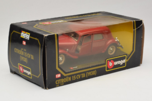 Citroen 15CV TA レッド Bburago 1:24 1501 メタル - 画像 2/3