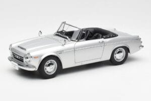 Datsun Fairlady 2000 SR311 ロードスター シルバー AUTOart 1:18 77432 メタル