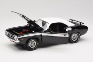 Dodge Challenger R/T ブラック & ホワイト ERTL 1:18 36549 メタル - 画像 2/8