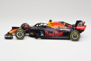 Aston Martin Red Bull Racing RB16 #33 M. Verstappen Abu Dhabi GP Winner 2020 Minichamps 1:18 110201733 メタル - 画像 3/7