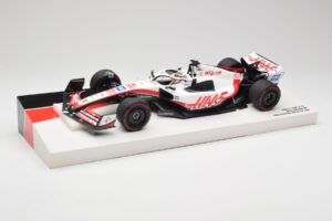 Haas VF-22 #20 K. Magnussen Pole Position Brazil GP 2022 Minichamps 1:18 147222120 メタル - 画像 2/7