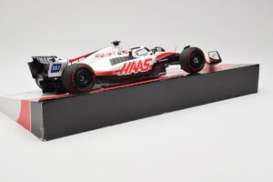Haas VF-22 #20 K. Magnussen Pole Position Brazil GP 2022 Minichamps 1:18 147222120 メタル - 画像 3/7