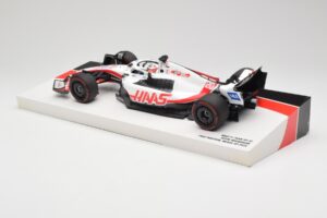 Haas VF-22 #20 K. Magnussen Pole Position Brazil GP 2022 Minichamps 1:18 147222120 メタル - 画像 5/7