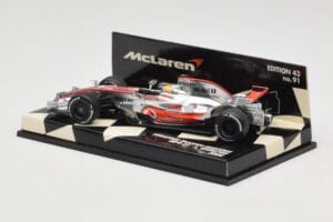 McLaren Mercedes MP4-23 #22 L. Hamilton Race Car 2008 Minichamps 1:43 530084322 メタル - 画像 3/5