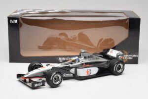 McLaren MP4/13 #8 M. Hakkinen F1 World Champion 1998 Minichamps 1:18 18690008 メタル - 画像 6/7