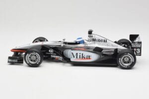 McLaren MP4-16 #4 M. Häkkinen F1 2001 Hot Wheels 1:18 50198 メタル - 画像 3/6