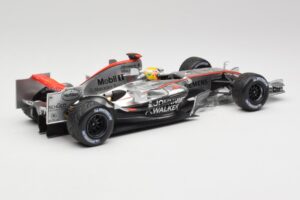 McLaren MP4-25 Mercedes #2 L. Hamilton Showcar 2010 Minichamps 1:18 110100006-R1 メタル - 画像 2/6