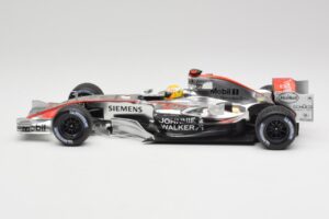 McLaren MP4-25 Mercedes #2 L. Hamilton Showcar 2010 Minichamps 1:18 110100006-R1 メタル - 画像 3/6