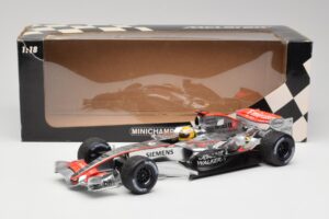McLaren MP4-25 Mercedes #2 L. Hamilton Showcar 2010 Minichamps 1:18 110100006-R1 メタル - 画像 6/6