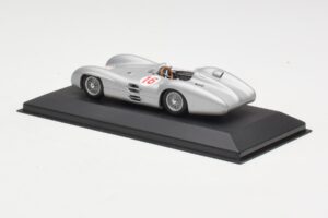 Mercedes W196 Streamliner #16 J.M. Fangio GP Italy Winner 1954 Minichamps 1:43 432543016 メタル - 画像 3/4