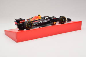 Red Bull Racing RB18 #1 M. Verstappen Oracle Winner Dutch GP 2022 Minichamps 1:18 113223501 メタル - 画像 3/7