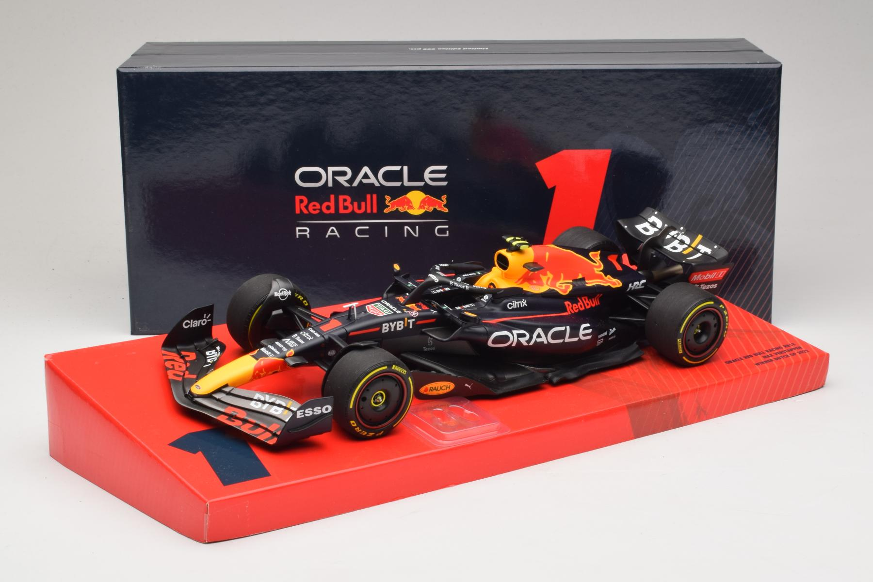Minichamps レッドブルRB18 フェルスタッペン 1/18