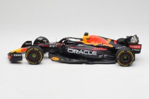 Oracle Red Bull Racing RB18 #1 M. Verstappen Winner Italian GP 2022 Minichamps 1:18 110221601 メタル - 画像 3/7