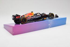 Red Bull Racing RB18 #1 M. Verstappen Winner Miami GP 2022 Minichamps 1:18 113220501 メタル - 画像 3/7