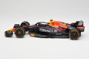 Oracle Red Bull Racing RB18 #11 S. Perez Saudi Arabian GP 2022 Minichamps 1:18 110220011 メタル - 画像 3/7