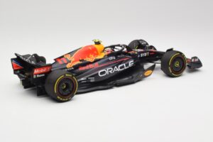 Oracle Red Bull Racing RB18 #11 S. Perez Abu Dhabi GP 2022 Minichamps 1:18 110222211 メタル - 画像 2/7