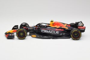 Oracle Red Bull Racing RB18 #11 S. Perez Abu Dhabi GP 2022 Minichamps 1:18 110222211 メタル - 画像 3/7