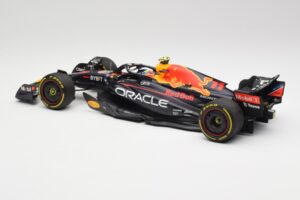 Oracle Red Bull Racing RB18 #11 S. Perez Abu Dhabi GP 2022 Minichamps 1:18 110222211 メタル - 画像 5/7