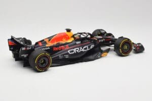 Oracle Red Bull Racing RB19 #1 M. Verstappen Winner Abu Dhabi GP 2023 Minichamps 1:18 110232301 メタル - 画像 2/7