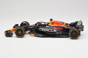 Oracle Red Bull Racing RB19 #1 M. Verstappen Winner Abu Dhabi GP 2023 Minichamps 1:18 110232301 メタル - 画像 3/7