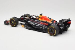 Oracle Red Bull Racing RB19 #1 M. Verstappen Winner Abu Dhabi GP 2023 Minichamps 1:18 110232301 メタル - 画像 5/7