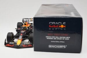 Oracle Red Bull Racing RB19 #1 M. Verstappen Winner Abu Dhabi GP 2023 Minichamps 1:18 110232301 メタル - 画像 6/7