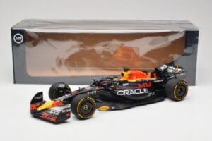 Oracle Red Bull Racing RB19 #1 M. Verstappen Winner Abu Dhabi GP 2023 Minichamps 1:18 110232301 メタル - 画像 7/7