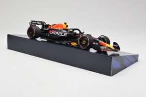 Red Bull Racing RB19 #11 S. Perez Winner Saudi Arabian GP 2023 Minichamps 1:18 113230111 メタル - 画像 4/6