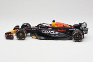 Oracle Red Bull Racing RB20 #1 M. Verstappen Winner Bahrain GP 2024 Minichamps 1:18 110240101 メタル - 画像 3/7