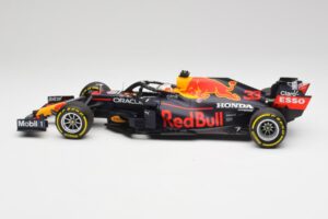 Red Bull RB16B #33 M. Verstappen Emilia Romagna GP Winner Mid Race Tyres 2021 Minichamps 1:18 110210133 メタル - 画像 3/7