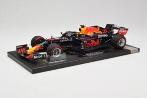 Red Bull RB16B #33 M. Verstappen Abu Dhabi GP 2021 Winner Missing Figurine & Pitboard Minichamps 1:18 113212333 レジン - 画像 2/7