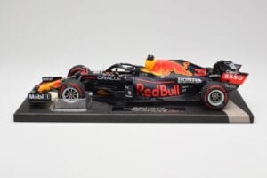 Red Bull RB16B #33 M. Verstappen Abu Dhabi GP 2021 Winner Missing Figurine & Pitboard Minichamps 1:18 113212333 レジン
