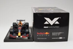 Red Bull RB16B #33 M. Verstappen Belgian GP 2021 Winner Minichamps 1:18 113211333 レジン - 画像 7/7