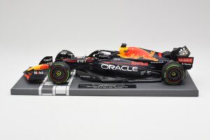 Red Bull RB18 #1 M. Verstappen Japan GP Winner No Figure & Pitboard 2022 Minichamps 1:18 113221801FB メタル