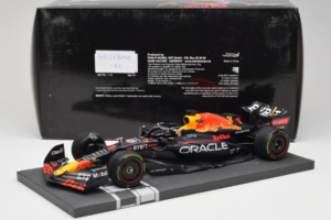 Red Bull Racing RB18 #1 M. Verstappen Japan GP Winner 2022 Minichamps 1:18 113221801FB-R1 メタル - 画像 7/8
