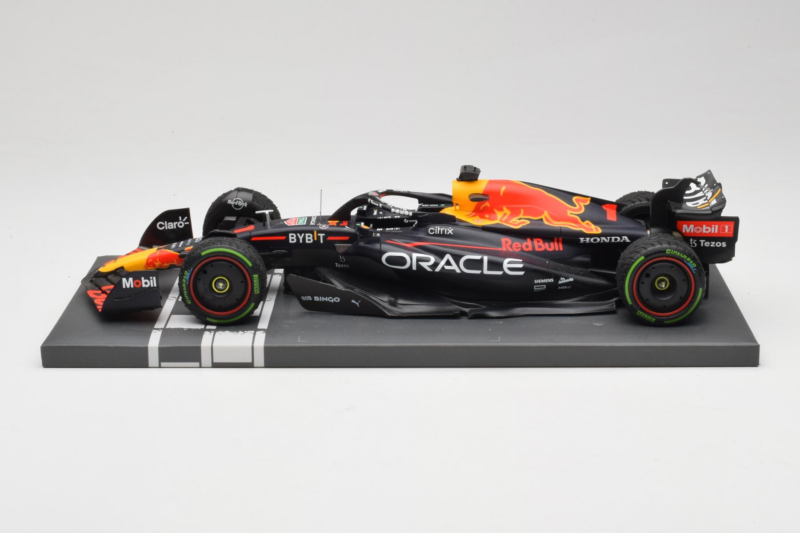 Red Bull Racing RB18 #1 M. Verstappen Japan GP Winner 2022 Minichamps 1:18 113221801FB-R1 メタル