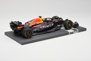 Red Bull Racing RB18 #1 M. Verstappen Japan GP Winner 2022 Minichamps 1:18 113221801FB-R1 メタル - 画像 3/8