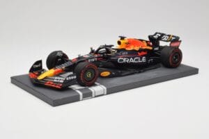 Red Bull RB18 Oracle #1 M. Verstappen Italian GP 2022 Winner Minichamps 1:18 113221601 レジン - 画像 2/7