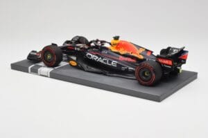 Red Bull RB18 Oracle #1 M. Verstappen Italian GP 2022 Winner Minichamps 1:18 113221601 レジン - 画像 5/7
