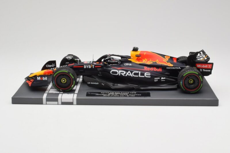 Red Bull RB18 Oracle #1 M. Verstappen Japanese GP 2022 World Champion Minichamps 1:18 113221801 レジン