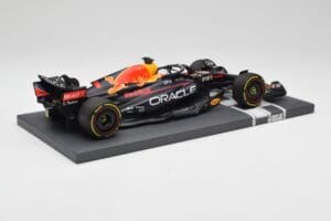 Red Bull RB18 Oracle #1 M. Verstappen US GP 2022 Winner Minichamps 1:18 113221901 レジン - 画像 3/7