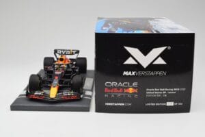 Red Bull RB18 Oracle #1 M. Verstappen US GP 2022 Winner Minichamps 1:18 113221901 レジン - 画像 6/7