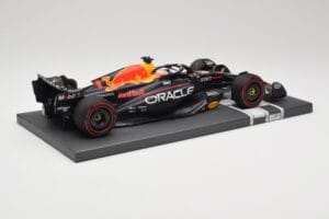 Red Bull RB19 Oracle #1 M. Verstappen British GP 2023 Winner Minichamps 1:18 113231101 レジン - 画像 3/7