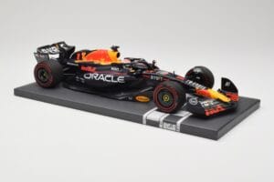 Red Bull RB19 Oracle #1 M. Verstappen British GP 2023 Winner Minichamps 1:18 113231101 レジン - 画像 4/7
