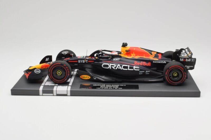 Red Bull RB19 Oracle #1 M. Verstappen British GP 2023 Winner Minichamps 1:18 113231101 レジン
